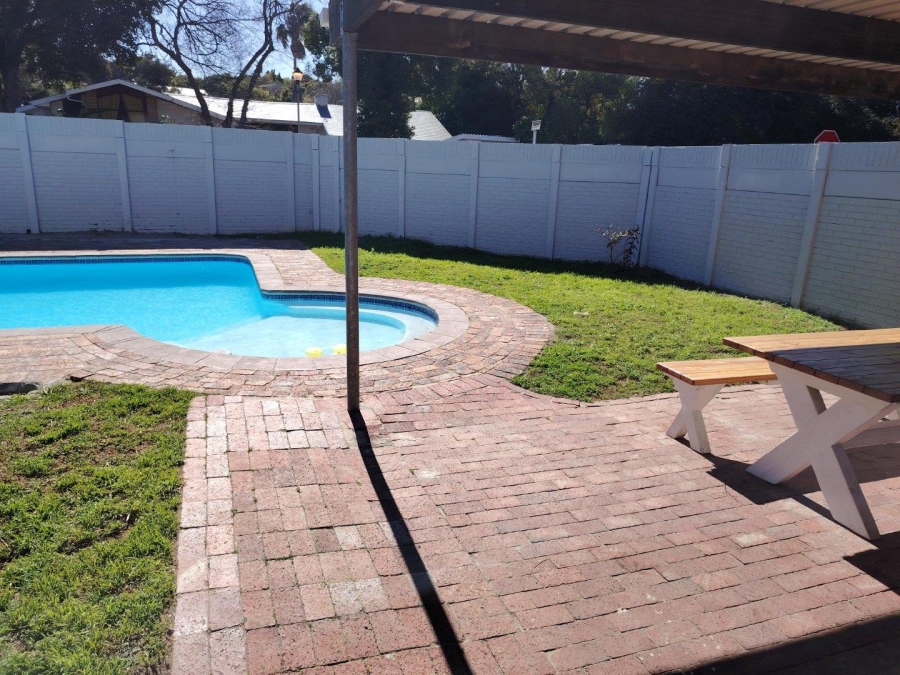 To Let 4 Bedroom Property for Rent in Stellenberg Western Cape